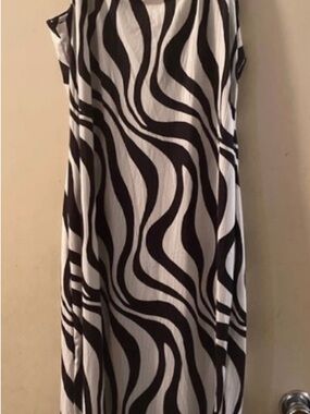 Fashion Nova Black & White Wavy Print Maxi Dress